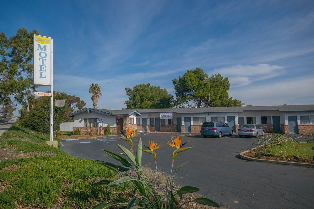 Scandia Motel Κάρλσμπαντ Εξωτερικό φωτογραφία